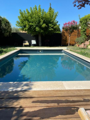 Gîte Lou Sabaï au pied des dentelles de Montmirail, piscine partagée